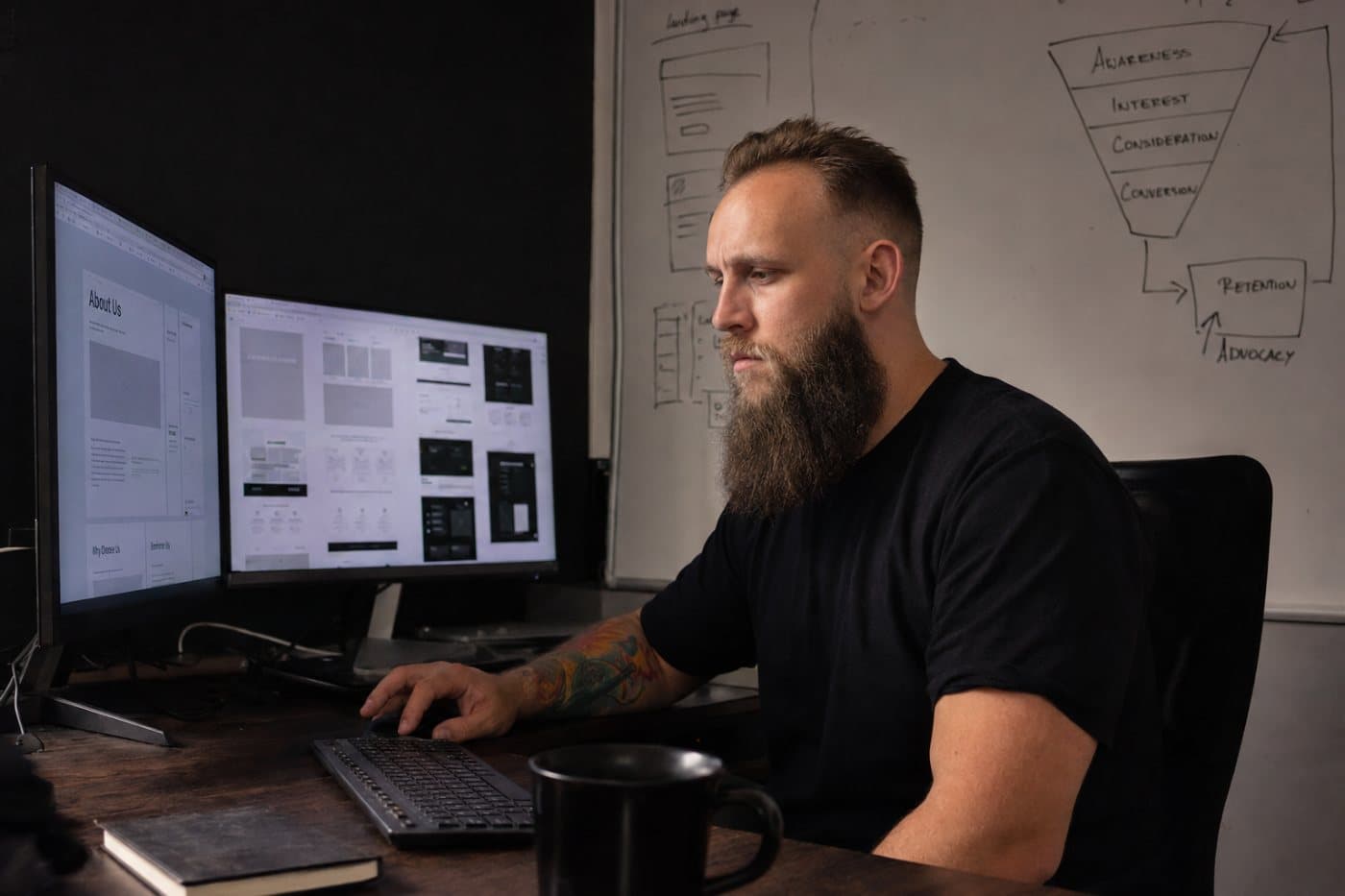 Rafael Hager bei der Arbeit an einer Praxis-Website