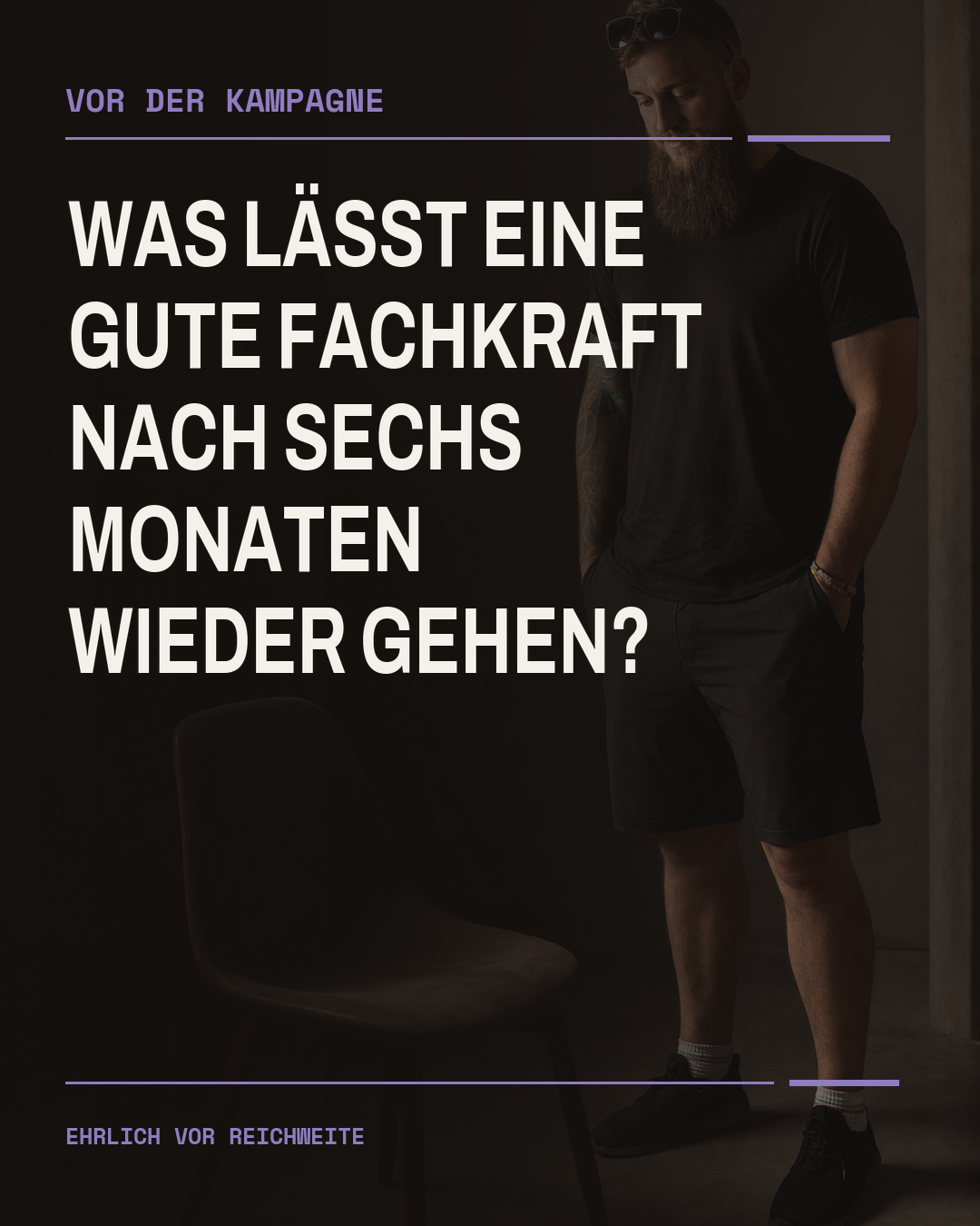 Rafael steht in einem dunklen Arbeitsraum neben einem einzelnen leeren Stuhl. Der Bildtext fragt: Was lässt eine gute Fachkraft nach sechs Monaten wieder gehen?