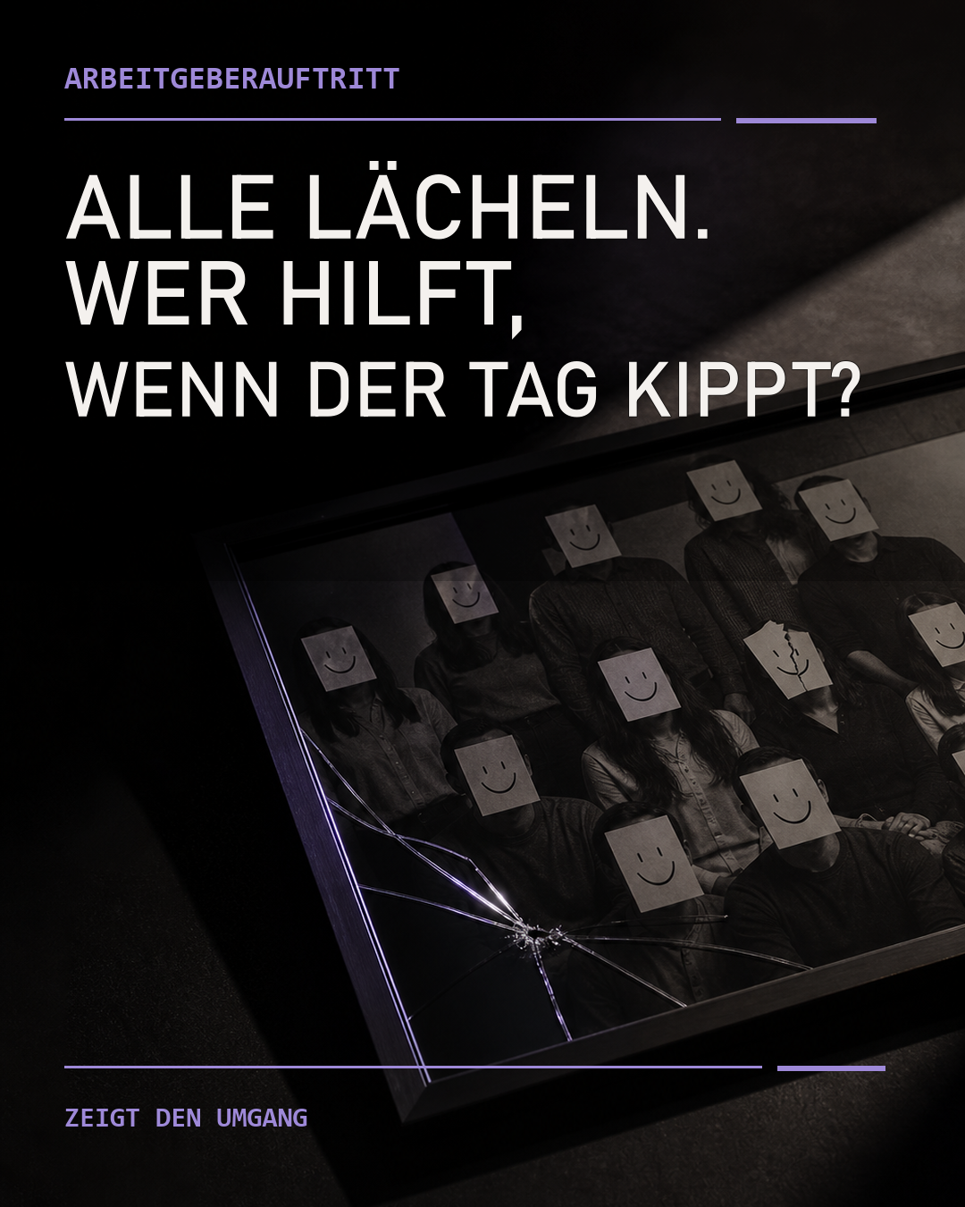 Ein gerahmtes Teamfoto liegt im Dunkeln. Vor jedem anonymen Gesicht hängt dasselbe Papierlächeln; eine Maske und das Glas sind gebrochen. Der Bildtext fragt: Alle lächeln. Wer hilft, wenn der Tag kippt?