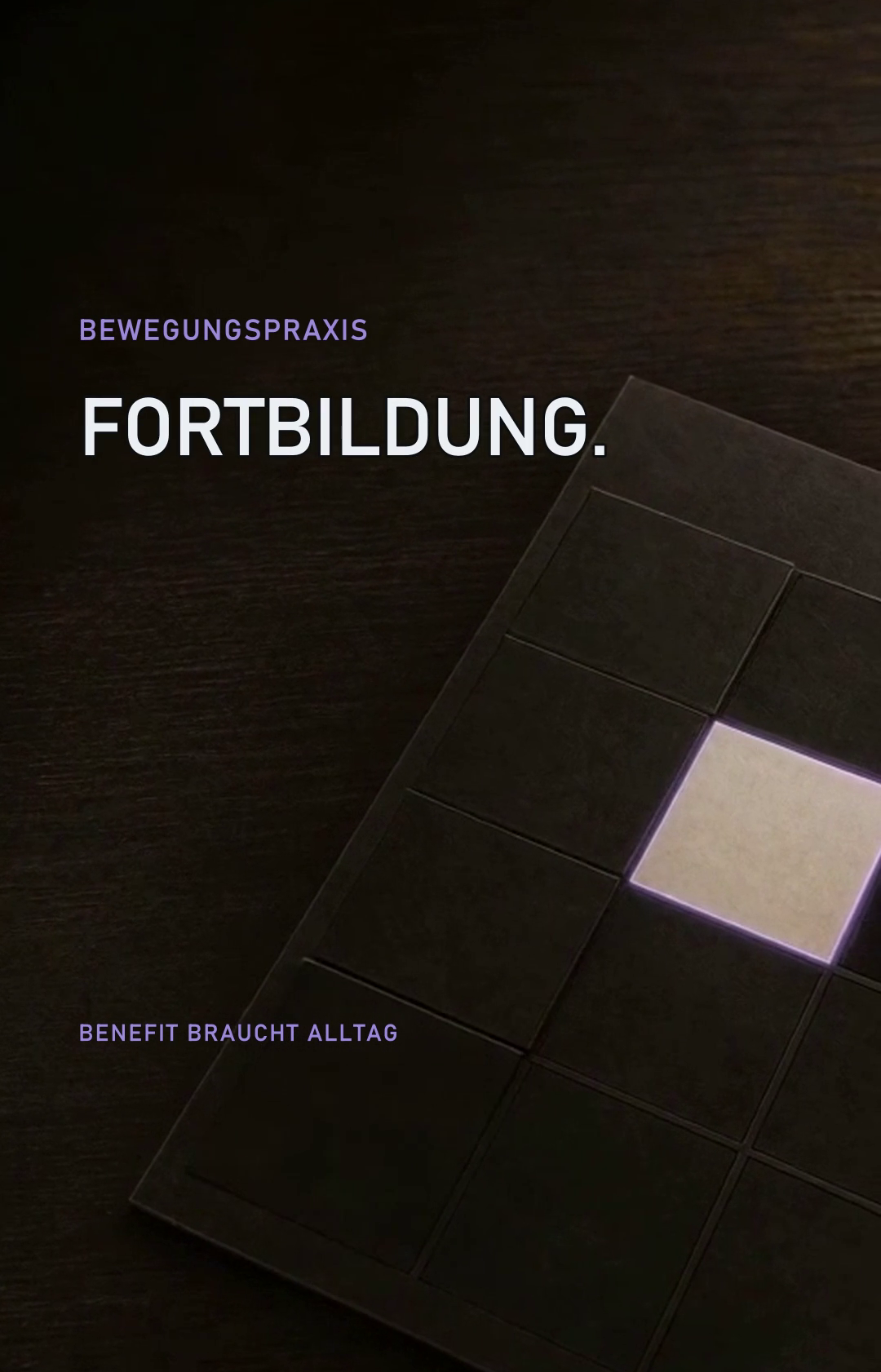 Ein dunkler, unbeschrifteter Wochenkalender zeigt einen einzelnen hellen Zeitblock. Der Bildtext lautet: Fortbildung ist kein Benefit, wenn im Alltag die Zeit fehlt.