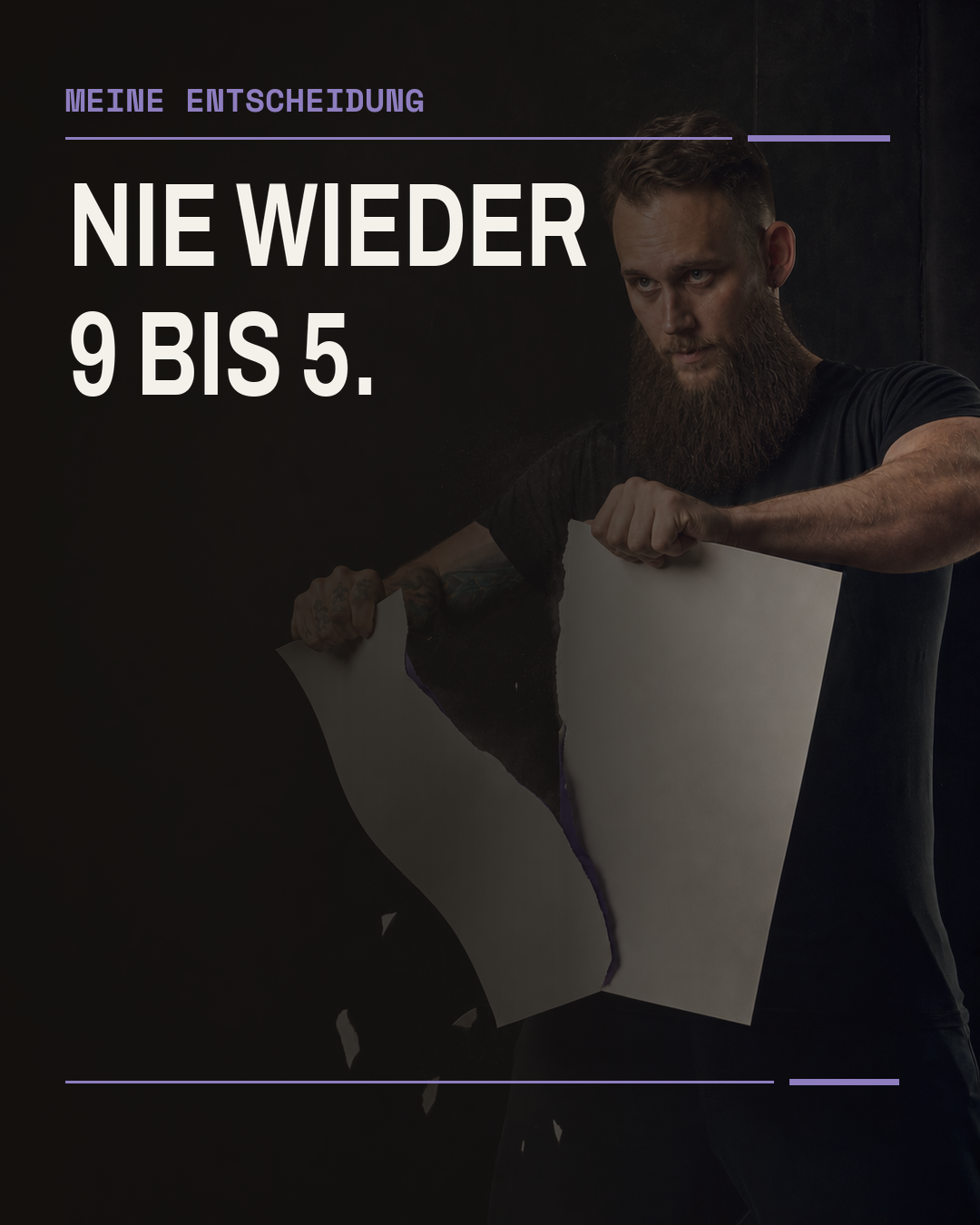 Rafael zerreisst in einem dunklen Studio ein grosses unbeschriftetes helles Blatt. Seine linke Hand ist nicht tätowiert, an der rechten Hand und am rechten Arm sind Tattoos sichtbar. Der Bildtext lautet: Nie wieder 9 bis 5.