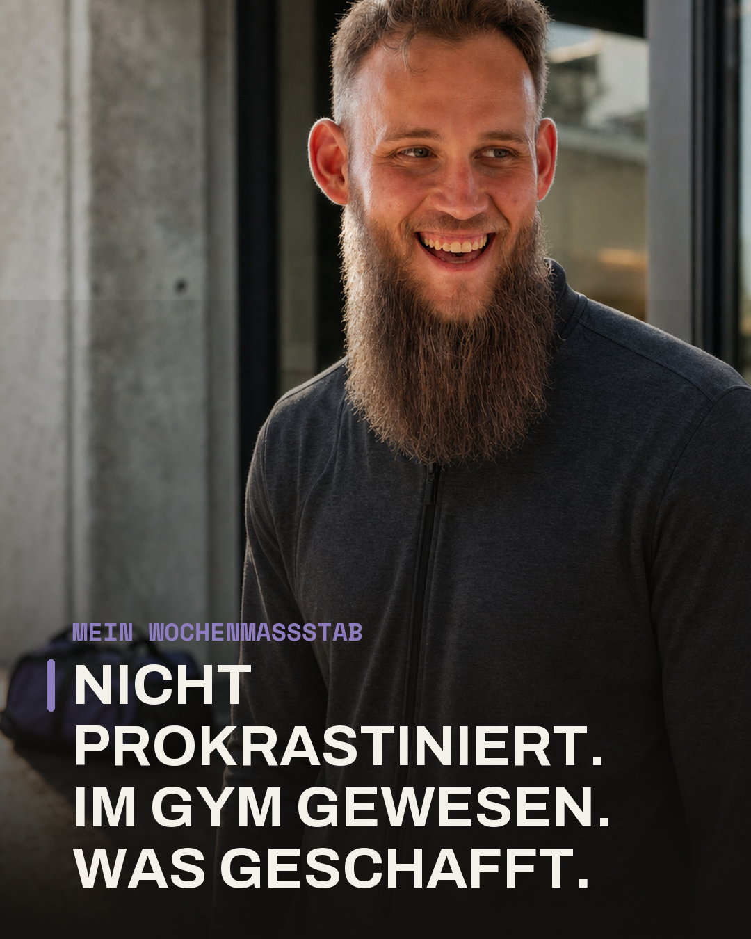 Rafael steht nach dem Training draussen und lacht. Der Bildtext nennt seinen Wochenmassstab: nicht prokrastiniert, im Gym gewesen, was geschafft.