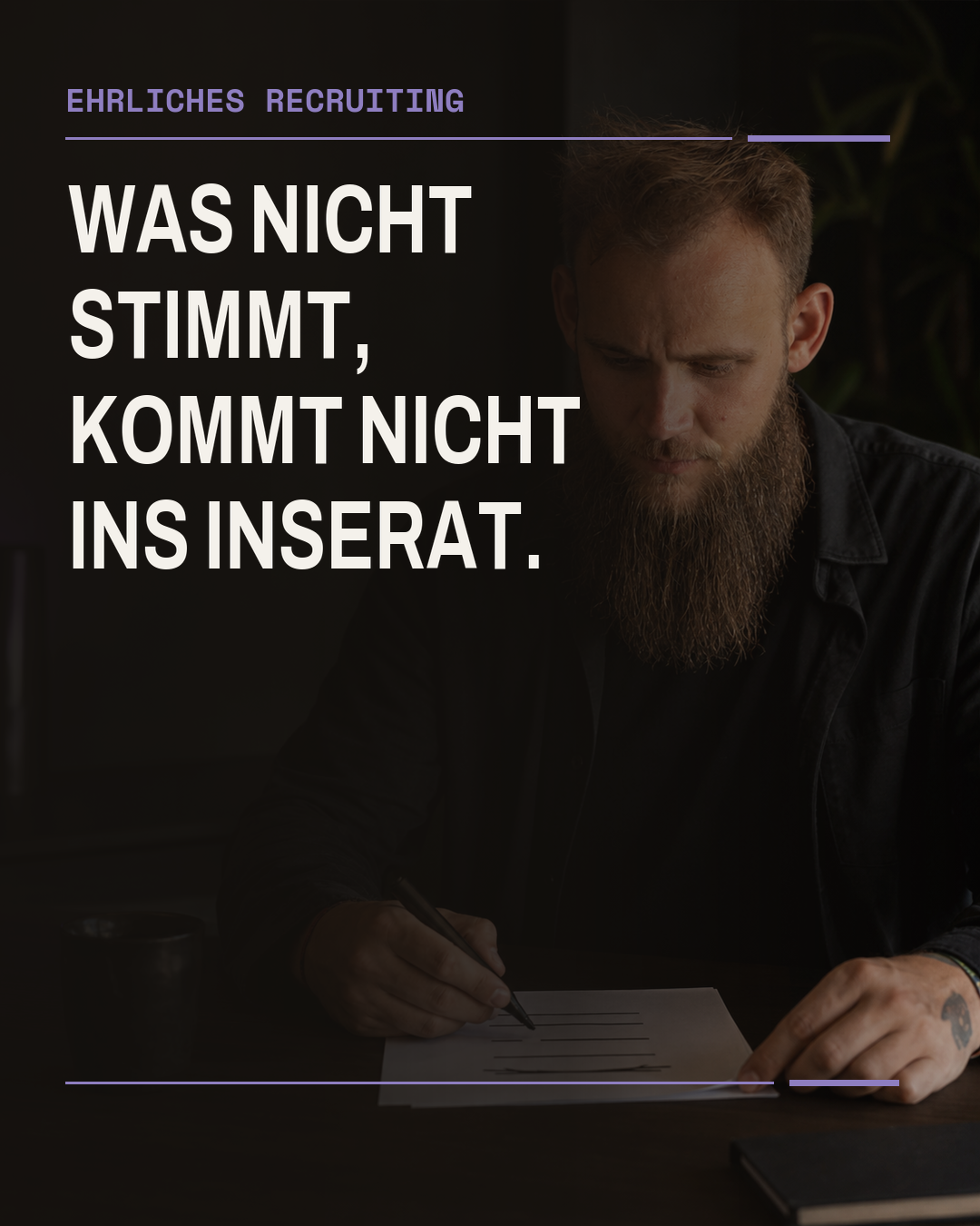 Rafael sitzt an einem dunklen Arbeitstisch und prüft ein Blatt mit einem schwarzen Stift. Der Bildtext lautet: Was nicht stimmt, kommt nicht ins Inserat.