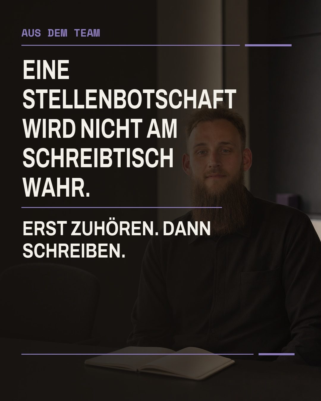 Rafael sitzt in dunkler Kleidung rechts neben einem offenen Notizbuch. Links steht der Bildtext: Eine Stellenbotschaft wird nicht am Schreibtisch wahr. Erst zuhören, dann schreiben.