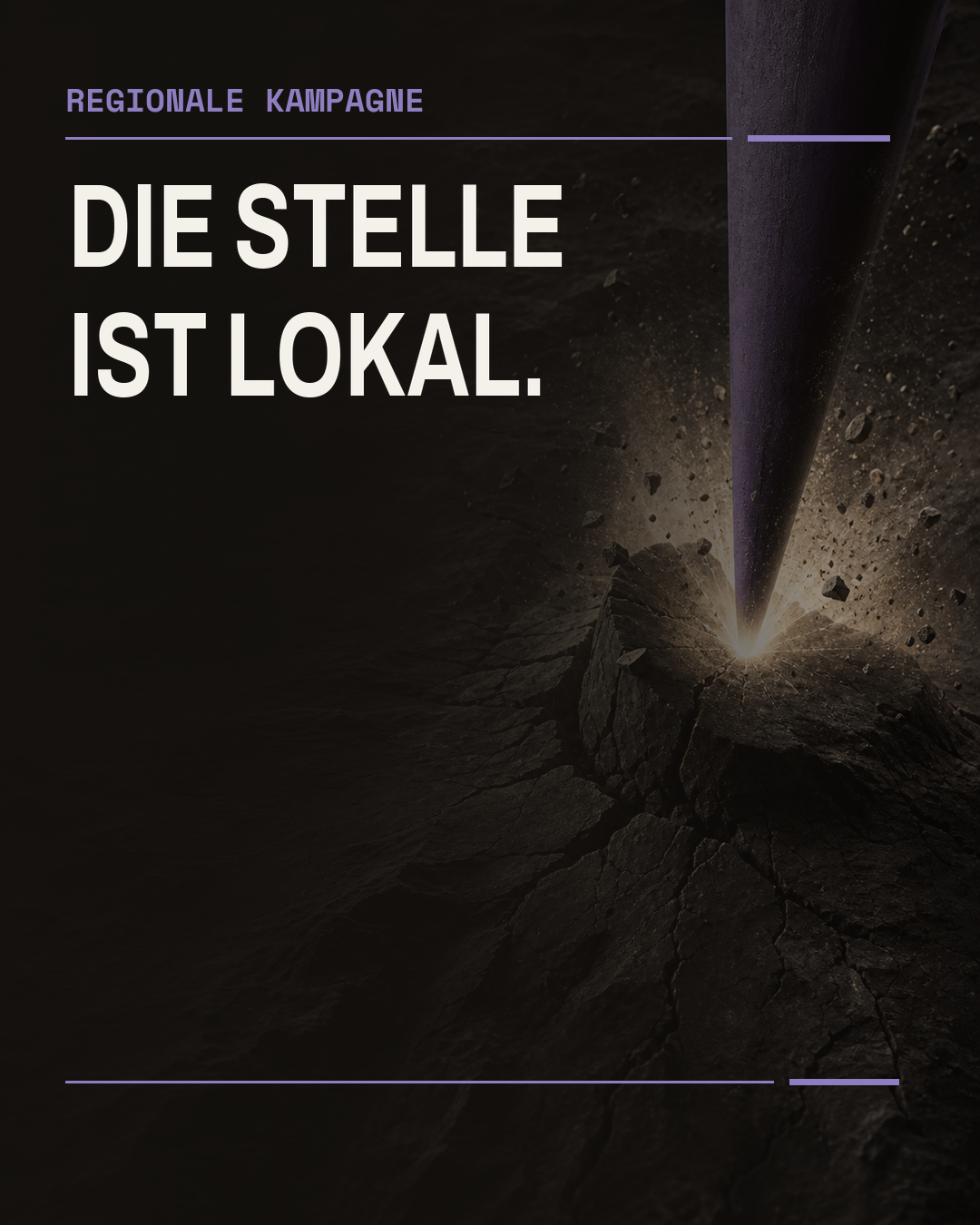Ein massiver violetter Vermessungsstift schlägt in ein dunkles Relief ein. Licht, Staub und aufbrechendes Gestein markieren einen konkreten Ort. Der Bildtext lautet: Die Stelle ist lokal.