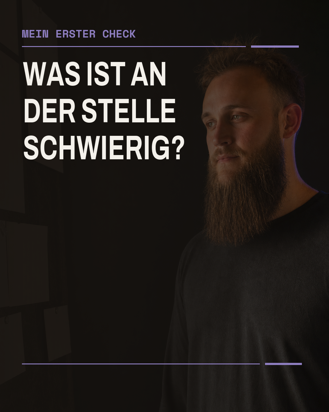Rafael steht nachdenklich in einem dunklen Arbeitsraum neben einer unbeschrifteten Planungstafel. Der Bildtext fragt: Was ist an der Stelle schwierig?