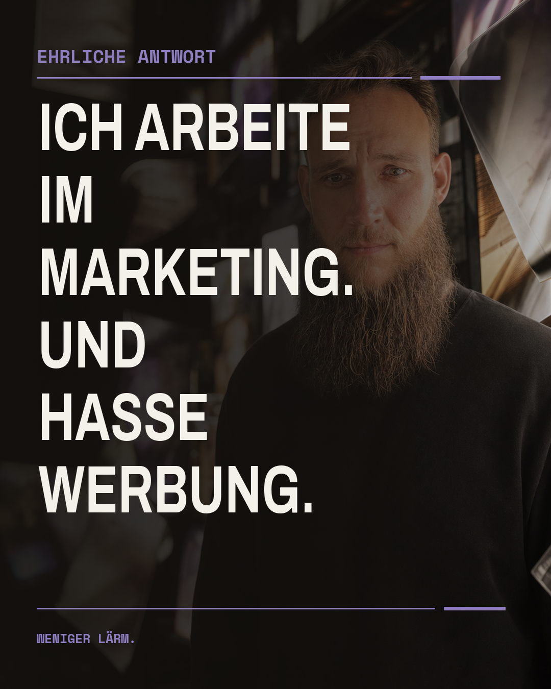 Rafael steht mit ernstem Blick in einem dunklen Raum zwischen vielen hellen, abstrakten Werbeflächen. Der Bildtext lautet: Ich arbeite im Marketing. Und hasse Werbung.