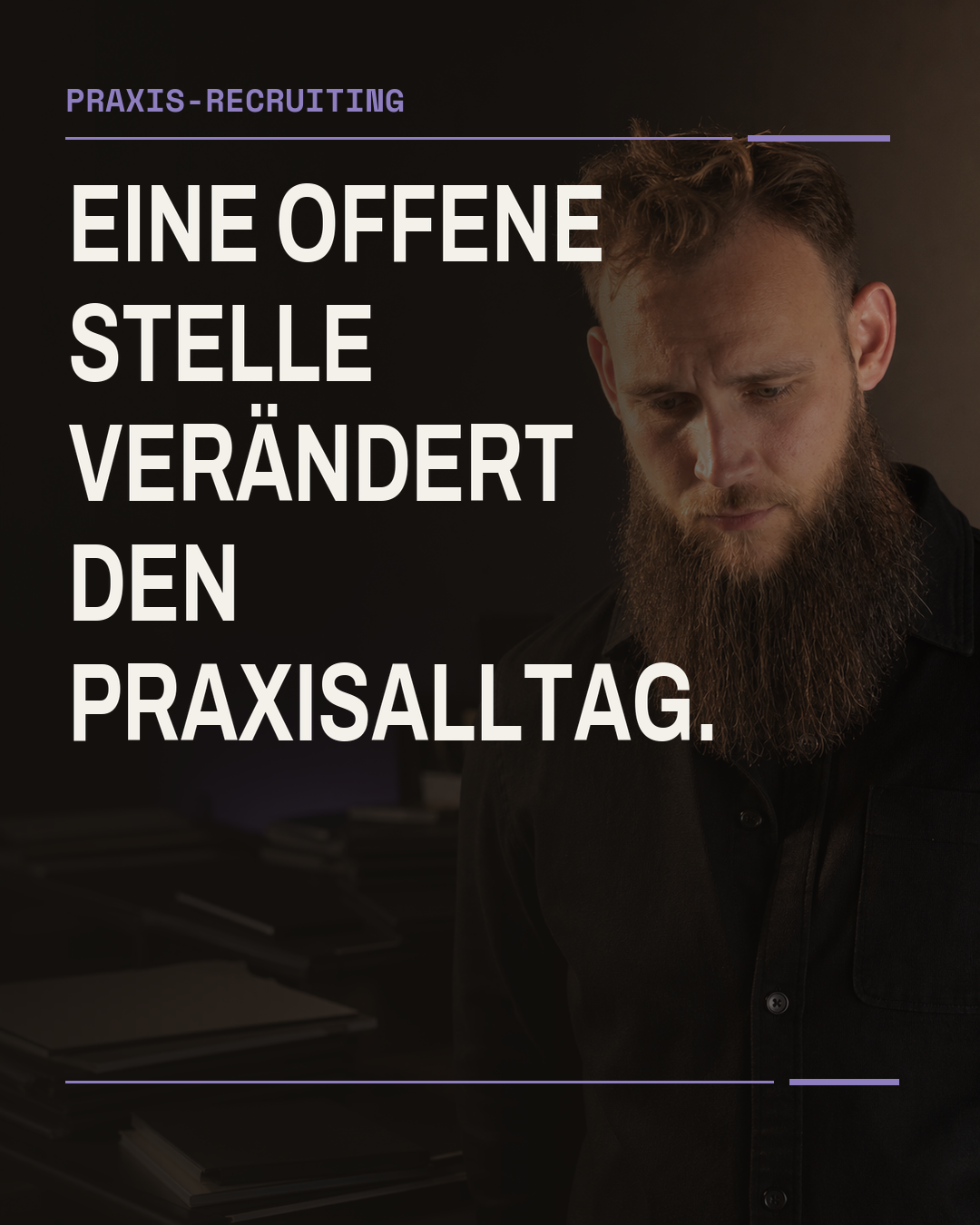 Rafael steht ruhig in einem dunklen Arbeitsraum. Hinter ihm liegen mehrere unbeschriftete Arbeitsmappen auf zu wenigen Ablageflächen. Der Bildtext lautet: Eine offene Stelle verändert den Praxisalltag.