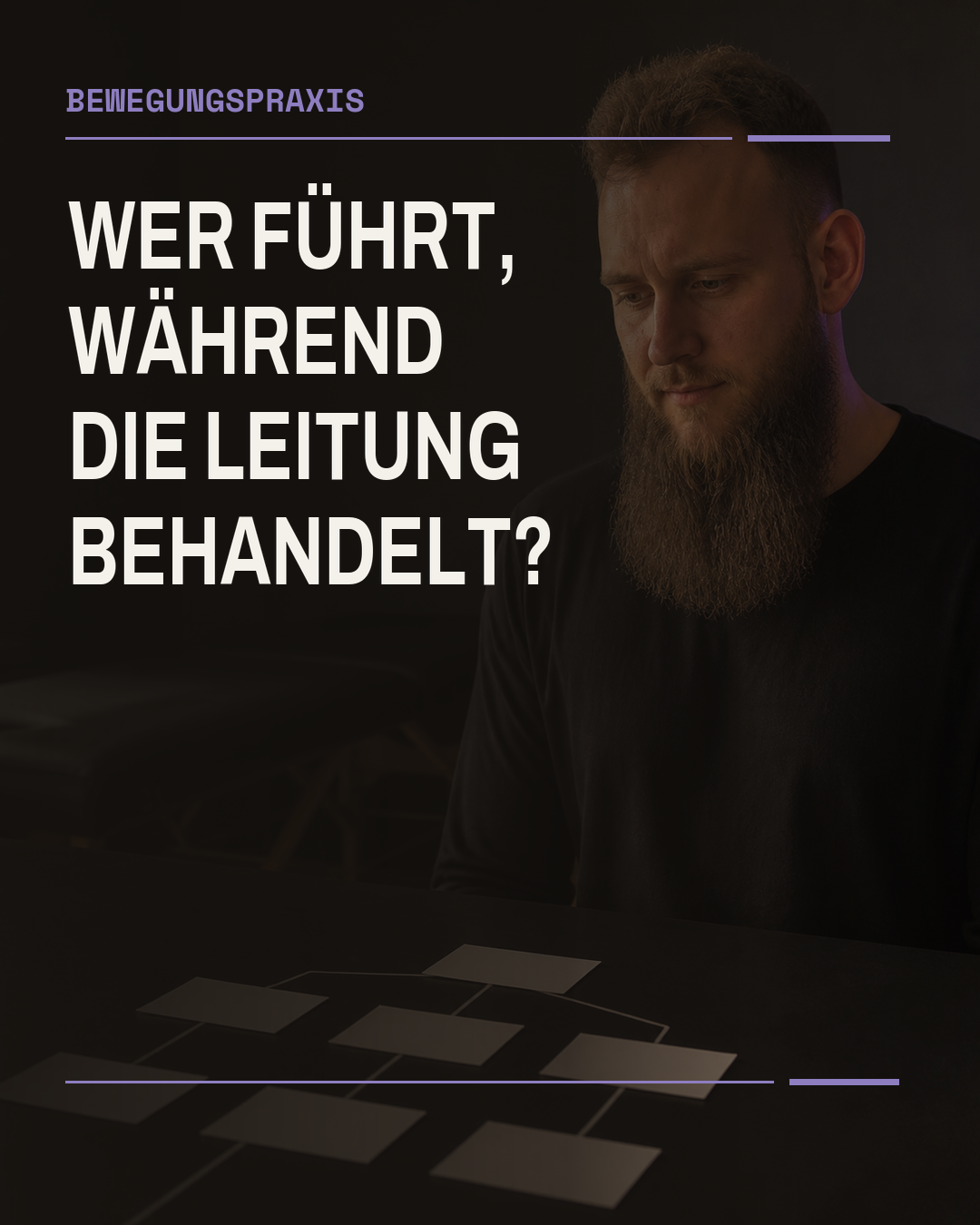 Rafael prüft in einem dunklen Raum eine unbeschriftete Rollenübersicht. Im Hintergrund steht eine leere Therapieliege. Der Bildtext fragt: Wer führt, während die Leitung behandelt?