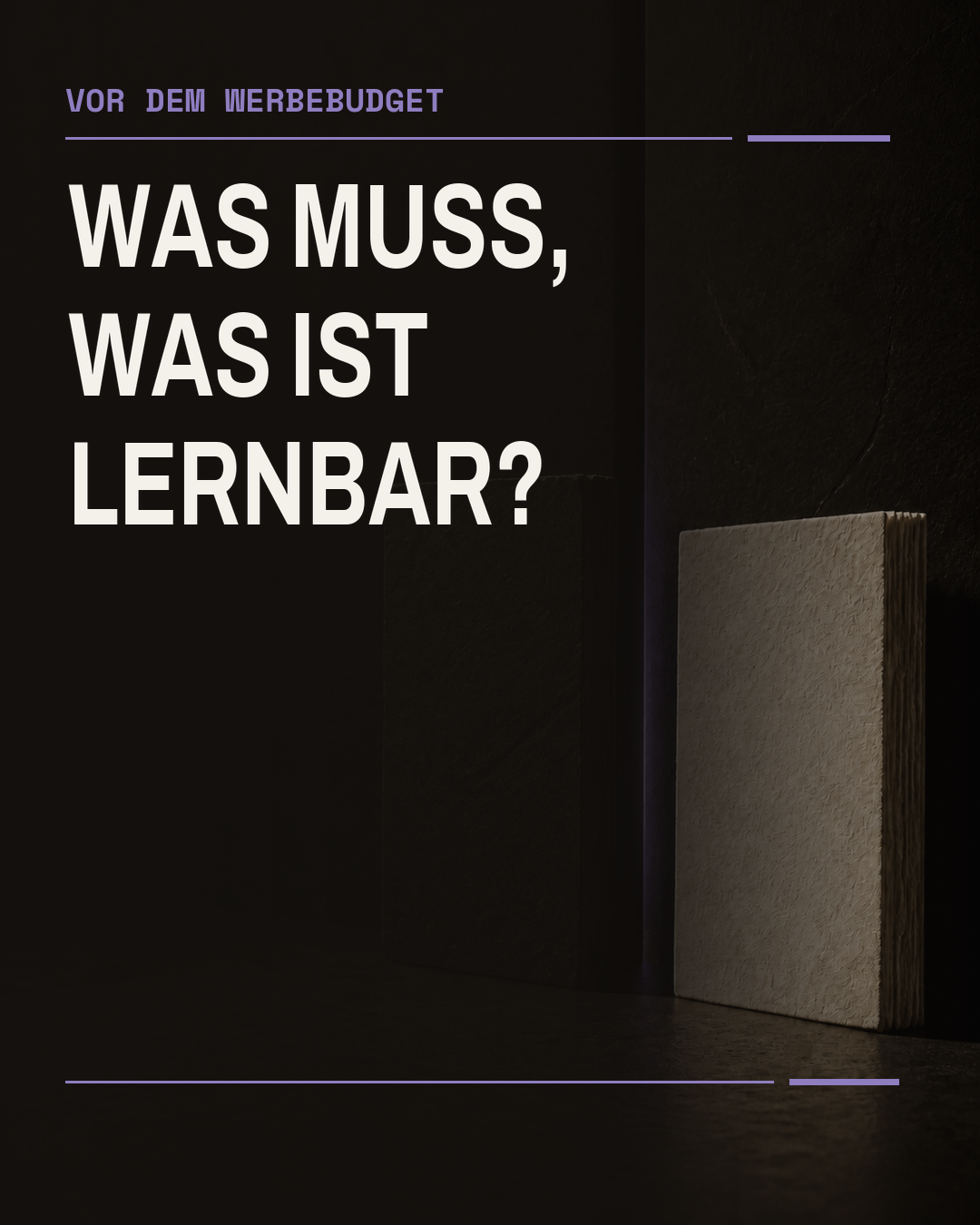 Zwei dunkle, klar getrennte Materialkarten stehen nebeneinander. Eine violette Lichtkante trennt sie. Der Bildtext fragt: Was muss, was ist lernbar?