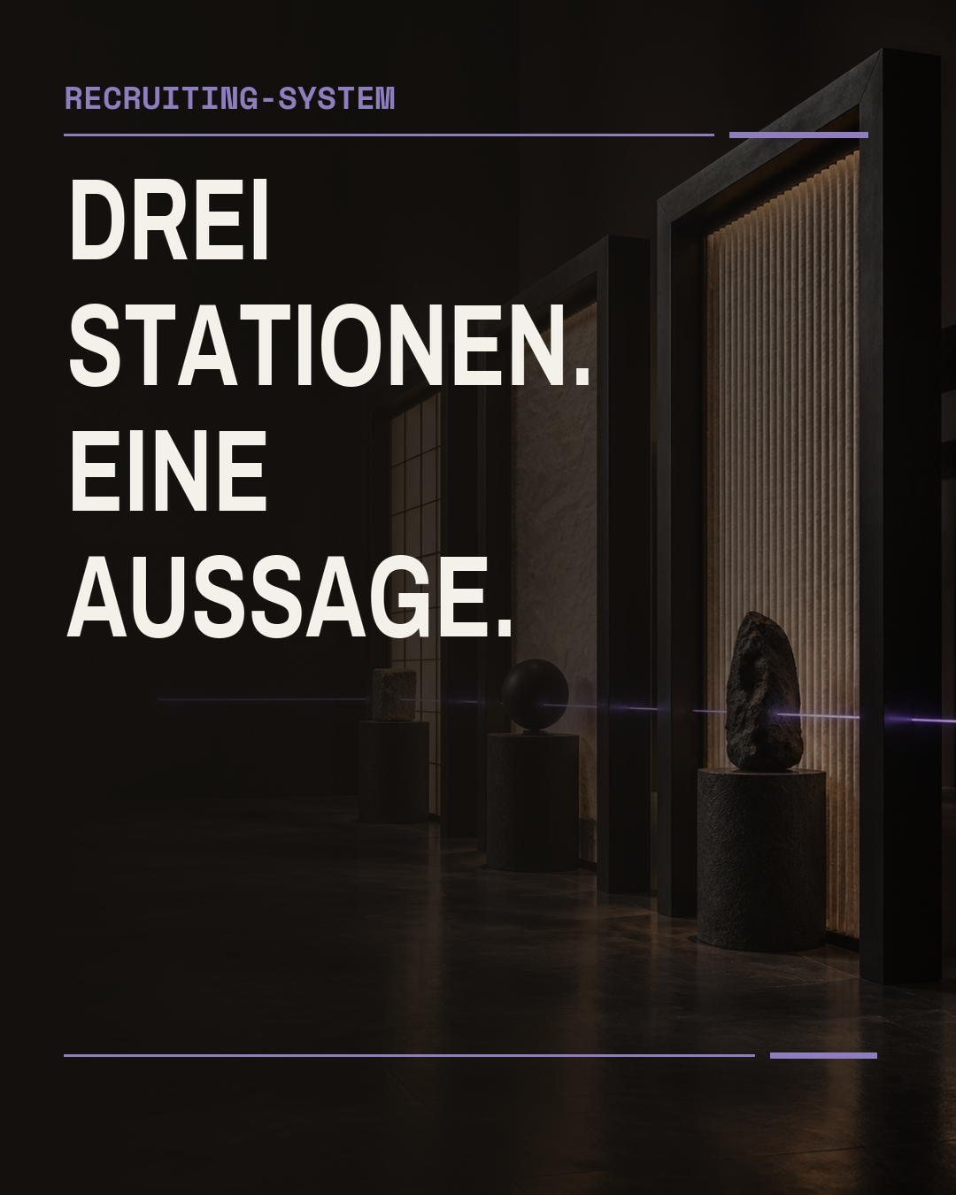 Drei dunkle Materialstationen stehen nacheinander und sind durch eine violette Lichtlinie verbunden. Der Bildtext lautet: Drei Stationen. Eine Aussage.