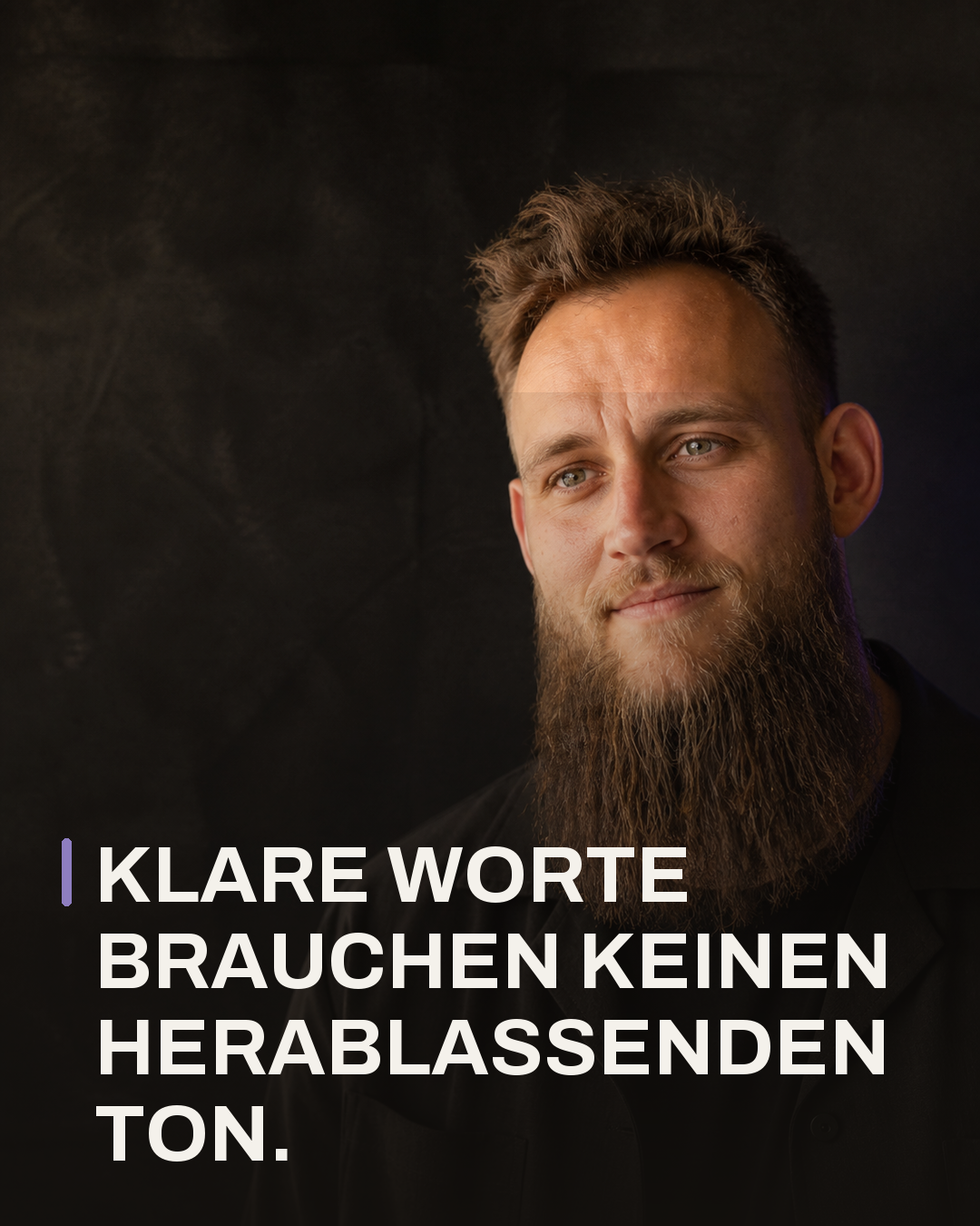 Rafael steht ruhig vor einer dunklen Wand und hört aufmerksam zu. Der Bildtext lautet: Klare Worte brauchen keinen herablassenden Ton.