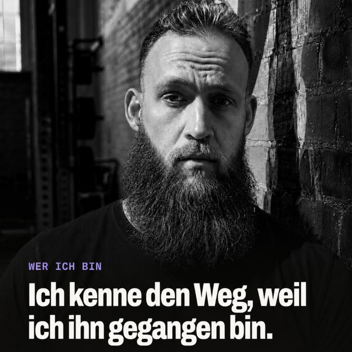 Schwarzweisses Nahporträt von Rafael im Gym mit dem Text: Ich kenne den Weg, weil ich ihn gegangen bin.