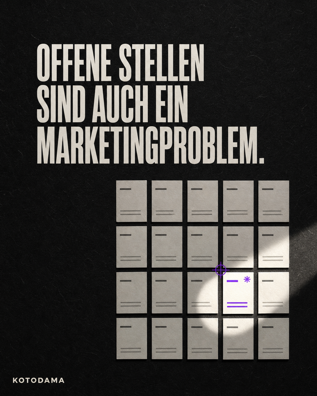 Dunkle Kotodama-Grafik mit der Aussage: „Offene Stellen sind auch ein Marketingproblem.“ Ein Raster ähnlicher Stellenkarten wird von einem Lichtkegel durchsucht; eine Karte ist violett markiert.