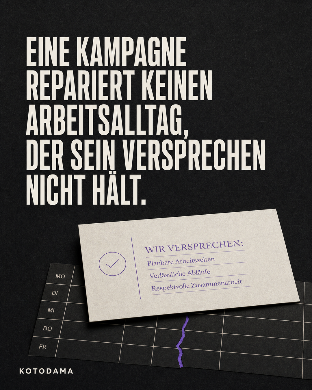 Dunkle Kotodama-Grafik mit der Aussage: „Eine Kampagne repariert keinen Arbeitsalltag, der sein Versprechen nicht hält.“ Eine helle Versprechenskarte liegt über einem Arbeitsplan mit einer sichtbaren violetten Bruchlinie.