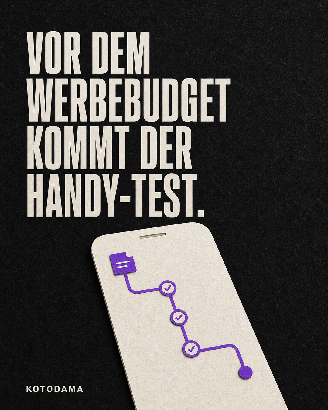 Dunkle Kotodama-Grafik mit der Aussage: „Vor dem Werbebudget kommt der Handy-Test.“ Auf einem hellen Smartphone führt eine violette Linie über mehrere Prüfpunkte zum Kontakt.