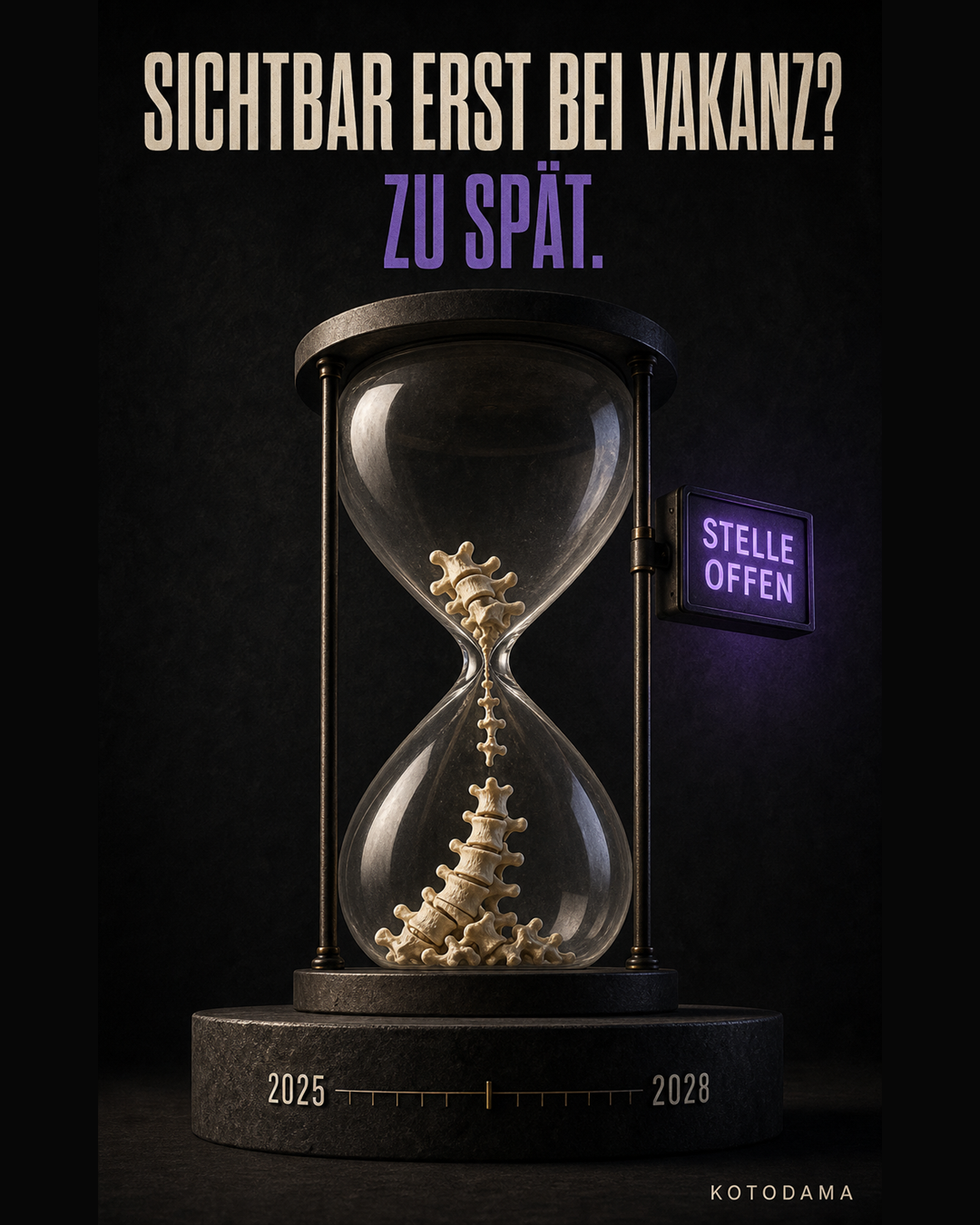 Ein dunkles 3D-Motiv zeigt eine Sanduhr, in der Wirbelknochen von 2025 nach 2028 fallen. Daneben leuchtet erst jetzt das Schild Stelle offen. Darüber steht: Sichtbar erst bei Vakanz? Zu spät.