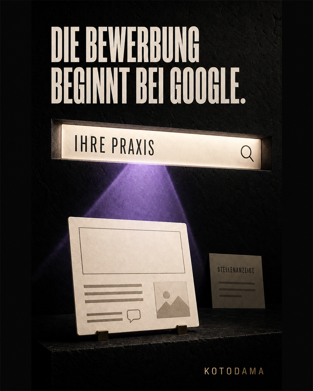 Ein übergrosser heller Suchschlitz mit der Eingabe Ihre Praxis scannt auf dunklem Grund eine Website-Karte. Die Stellenanzeige steht dahinter im Schatten. Darüber steht: Die Bewerbung beginnt bei Google.