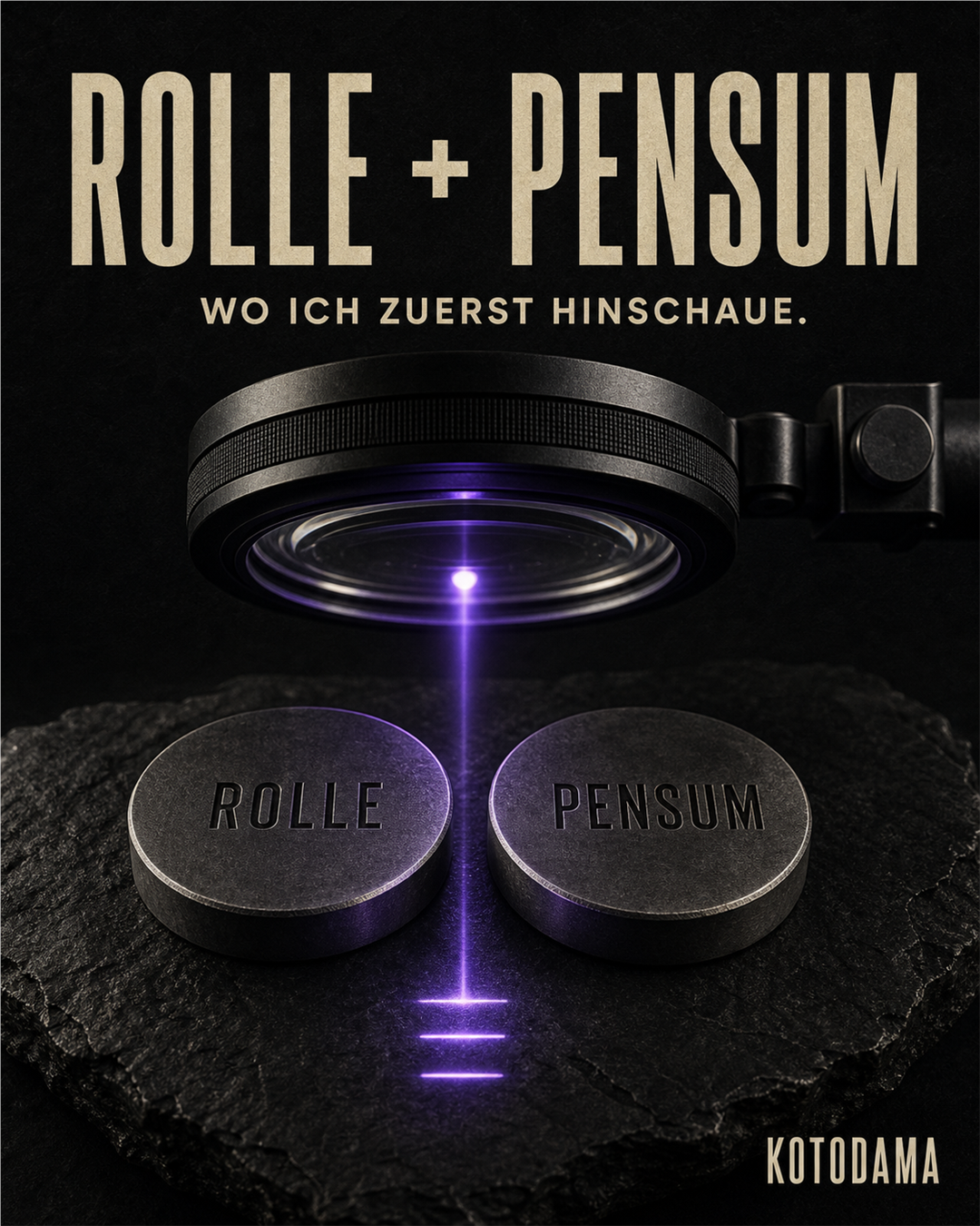 Zwei dunkle Metallmarken mit den Aufschriften Rolle und Pensum liegen unter einer grossen Prüflinse. Ein violetter Lichtstrahl bündelt sich darunter zu drei scharfen Markierungen. Darüber steht: Rolle + Pensum. Wo ich zuerst hinschaue.
