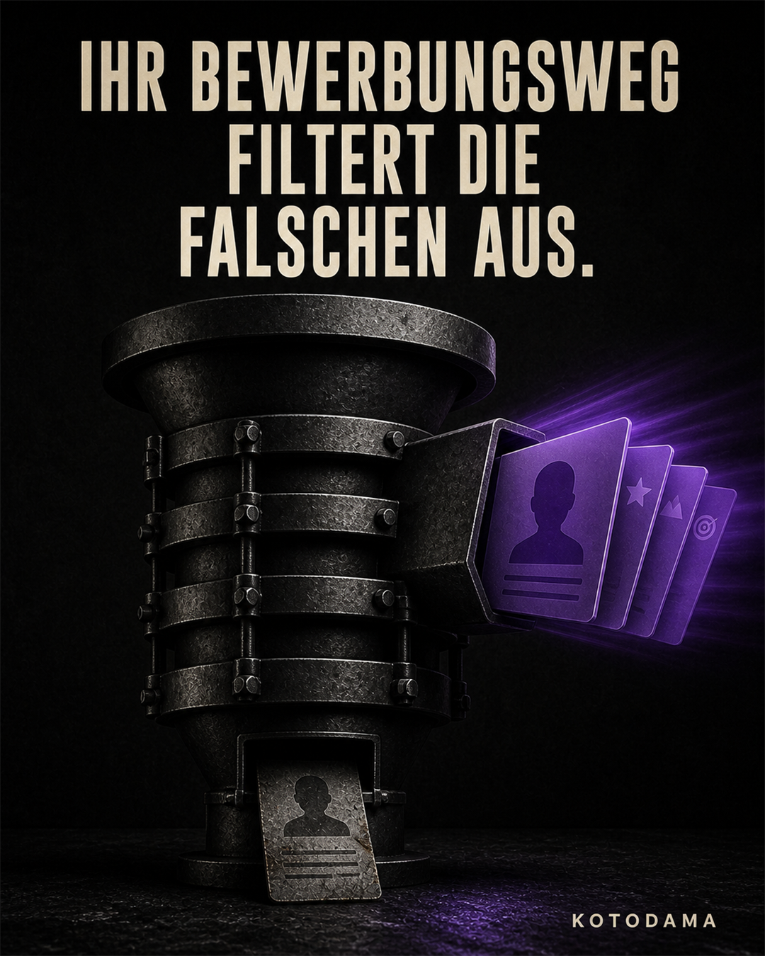 Eine massive schwarze Filtermaschine wirft eine hochwertige violette Bewerberkarte zusammen mit mehreren sichtbaren Optionen seitlich aus. Eine abgenutzte graue Bewerberkarte hat sich durch die engen Hürden bis zum unteren Ausgang gearbeitet. Darüber steht: Ihr Bewerbungsweg filtert die Falschen aus.